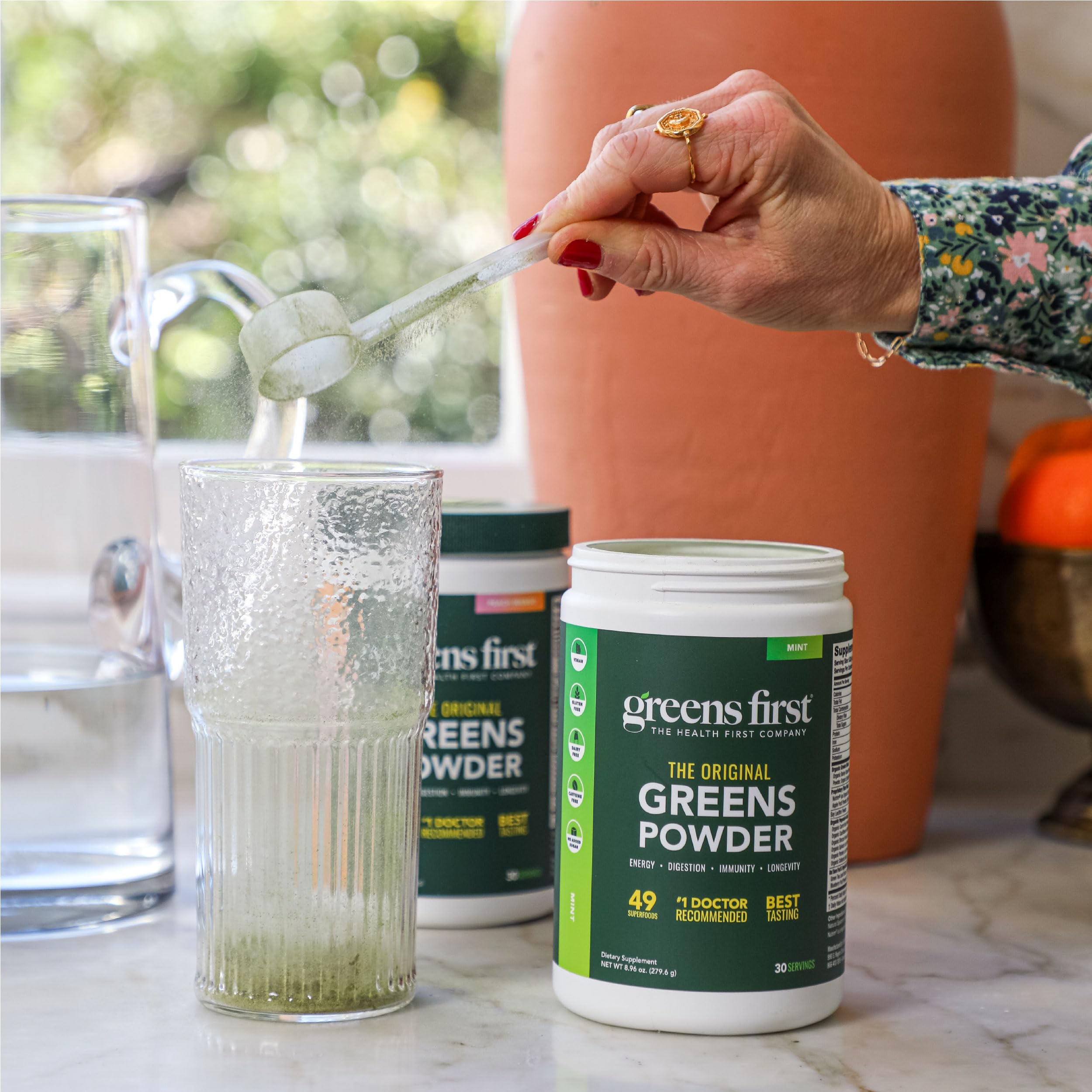 Batido preparado con Greens First chocolate, opción rica para desayunos rápidos