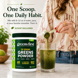Greens First polvo mezclado en vaso con hielo, bebida refrescante