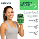 Greens+ polvo en cucharada que revela textura fina, fácil de mezclar y consumir