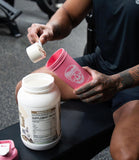 Gymreapers botella en uso en gimnasio mostrando portabilidad y conveniencia