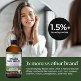 HalalEveryDay masajeando aceite en cuero cabelludo para nutrición capilar