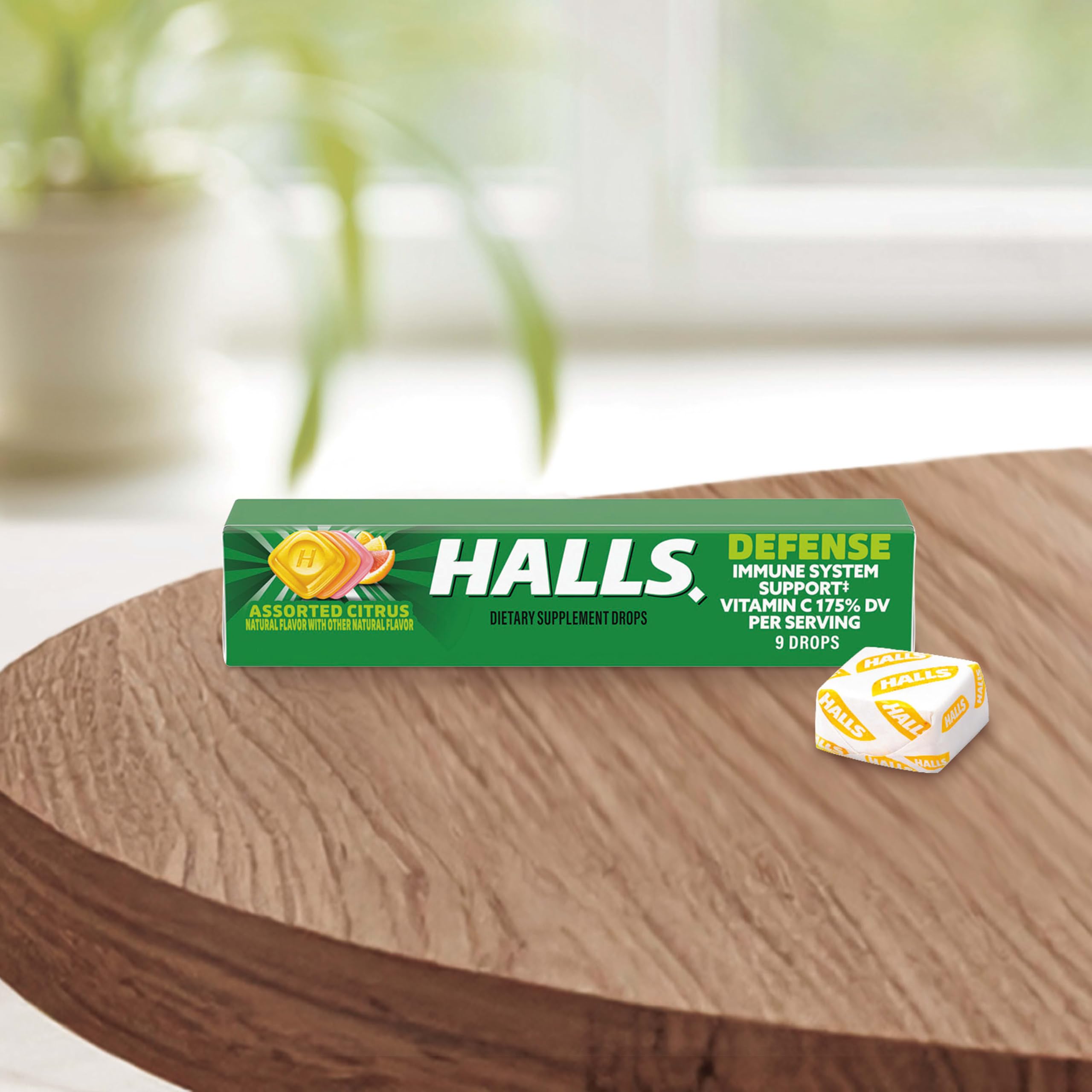HALLS comparación de tamaño con una mano para referencia de escala
