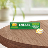 HALLS comparación de tamaño con una mano para referencia de escala
