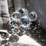 HDCRYSTALGIFTS esfera colgando en ventana creando destellos de arcoíris decorativos
