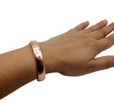 Healing Lama pulsera en mano para mostrar tamaño y escala