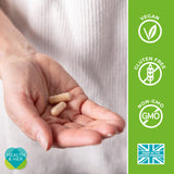 Health & Her cápsula en mano para comparar tamaño y facilidad de uso