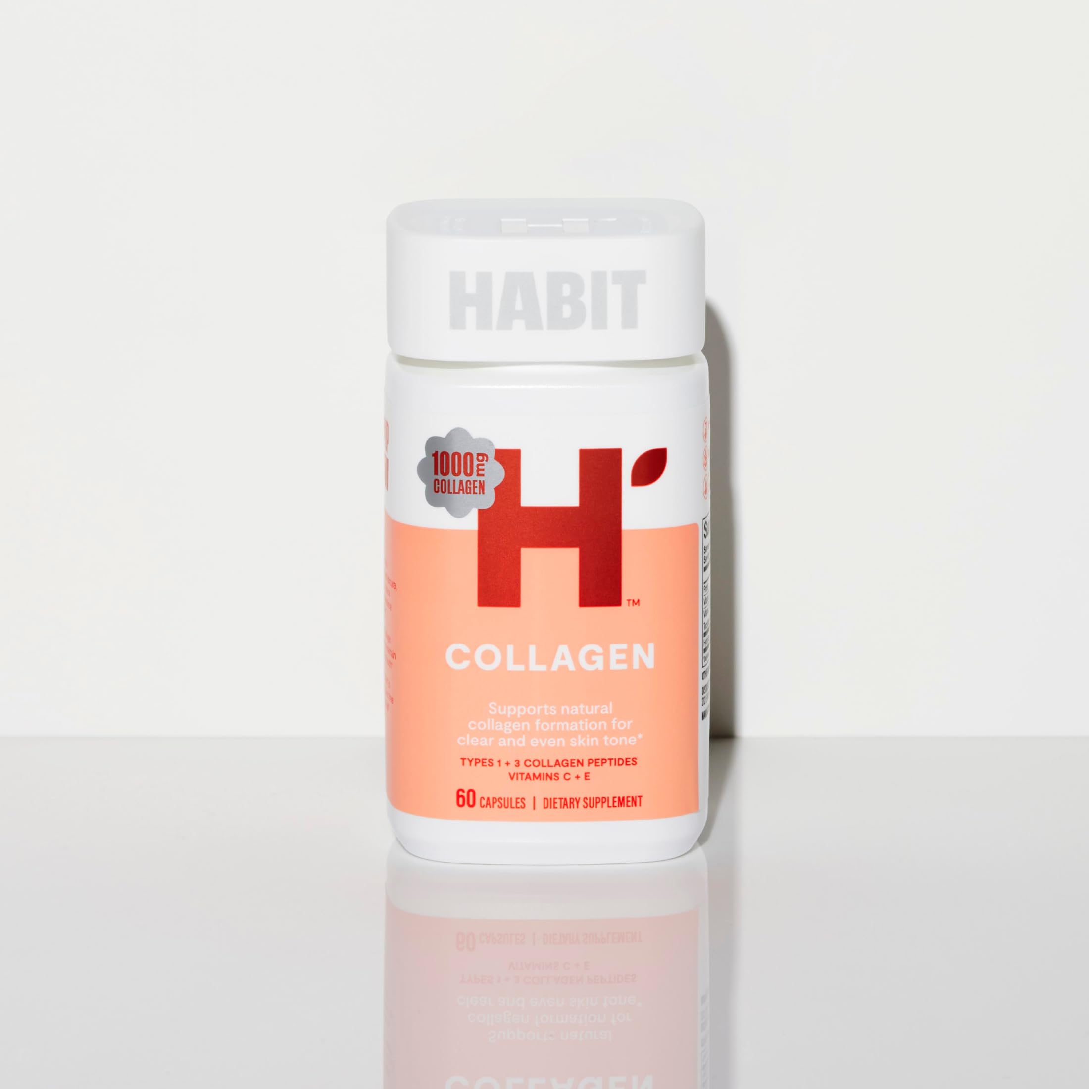 Health By Habit producto en baño junto a rutina diaria de cuidado facial