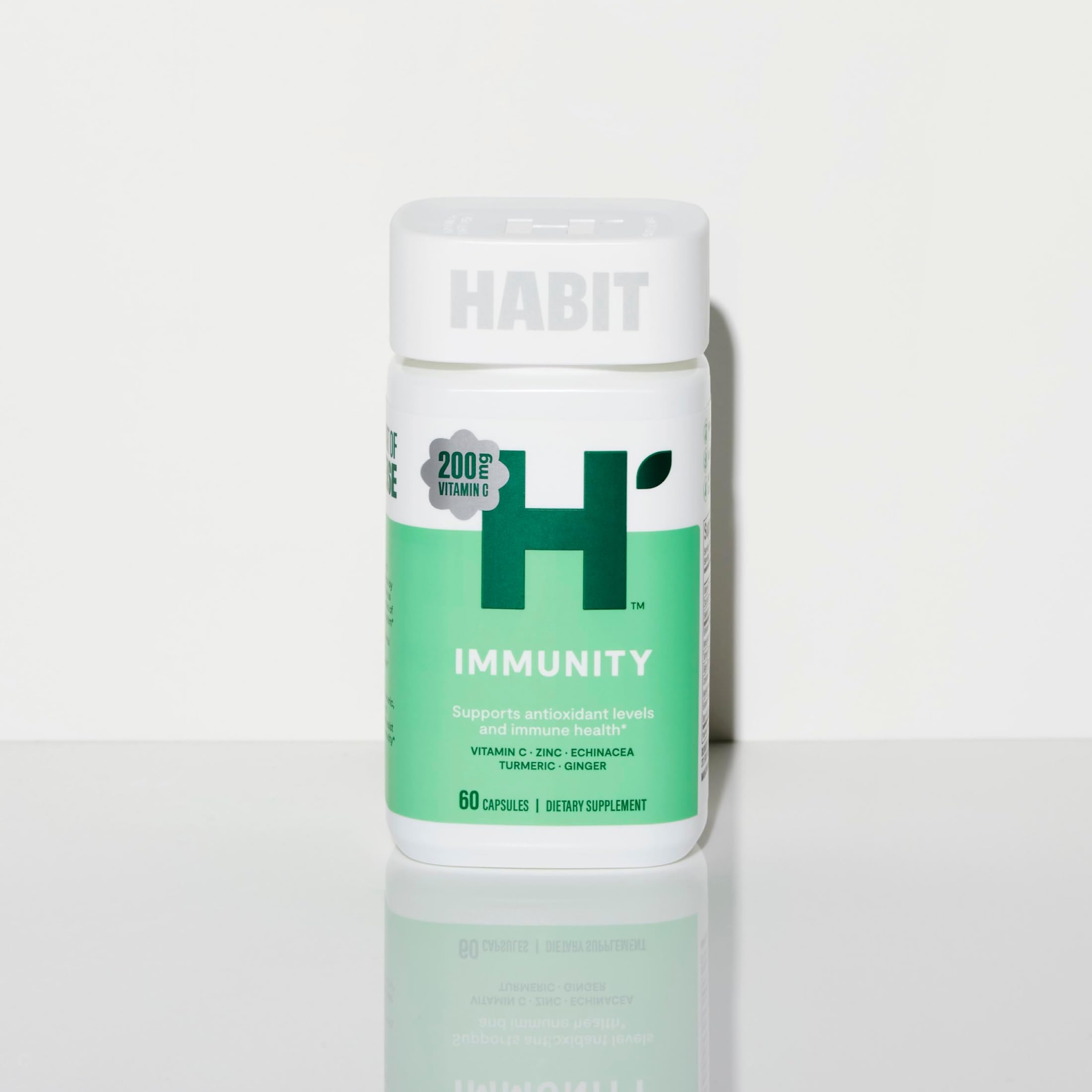 Health By Habit frasco en cocina junto a fruta y vaso mostrando integración diaria