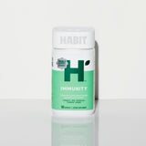 Health By Habit frasco en cocina junto a fruta y vaso mostrando integración diaria