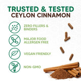 Mano sosteniendo cápsula de Ceylon Cinnamon para visualización de dosis