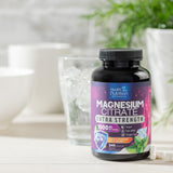 Health Nutrition Naturals primer plano de cápsula destacando recubrimiento suave