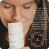Healthybaby envase 3.75 oz junto a objetos para comparar tamaño práctico