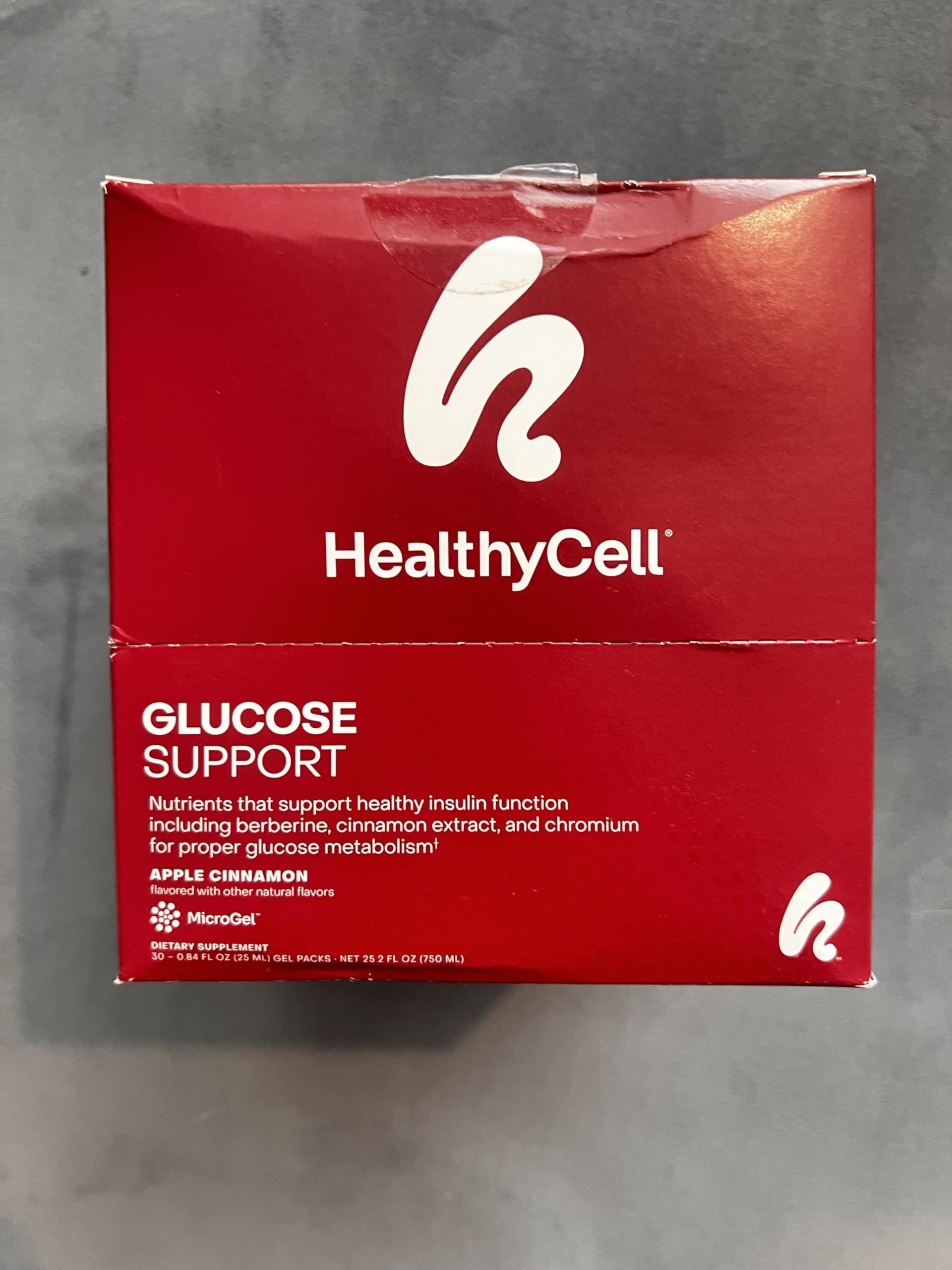 Healthycell comparación de tamaño del sobre junto a una mano, escala real