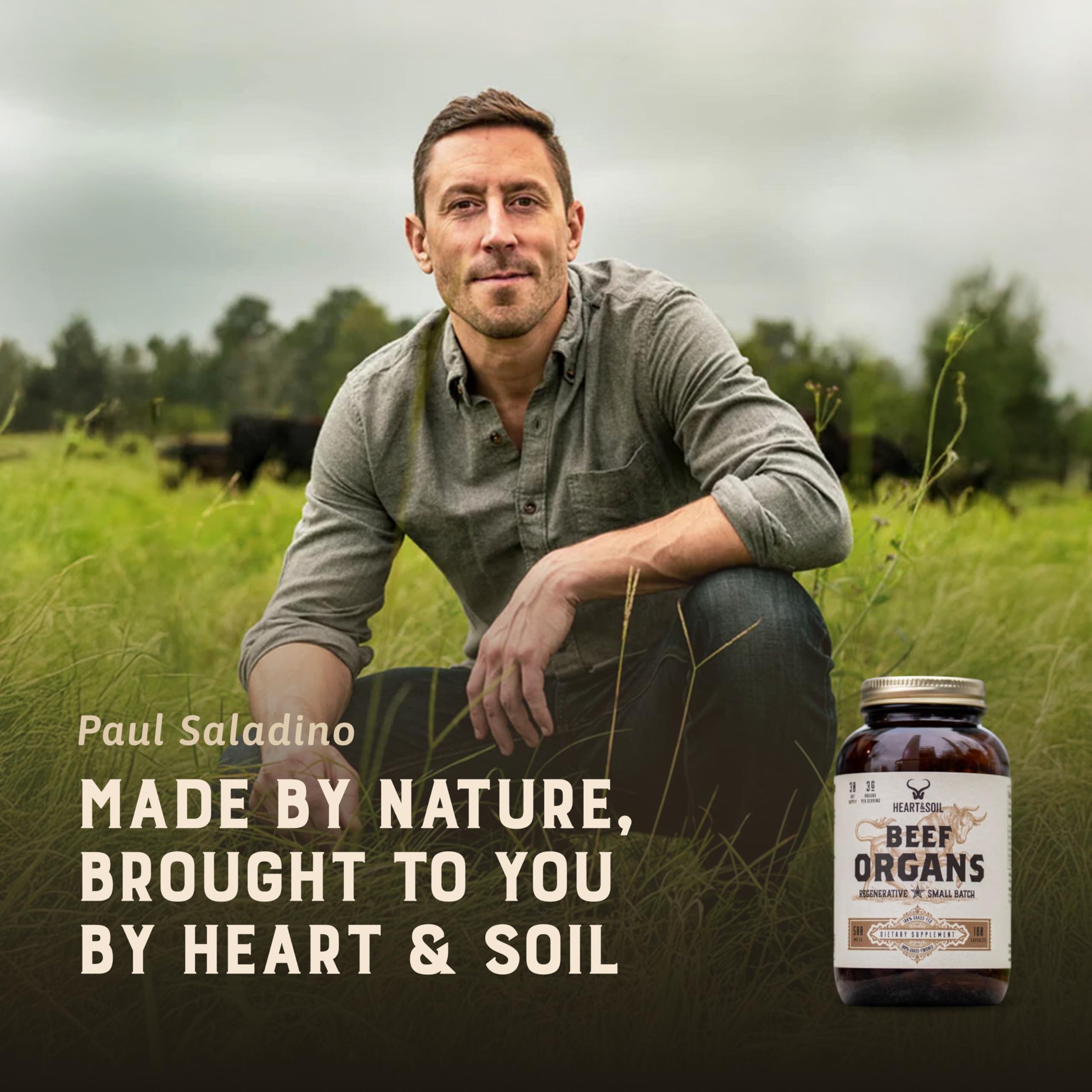 HEART & SOIL cápsulas en mano para comparar tamaño y dosificación