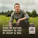 HEART & SOIL cápsulas en mano para comparar tamaño y dosificación