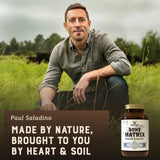 HEART & SOIL cápsulas en mano indicando conveniencia para el viaje
