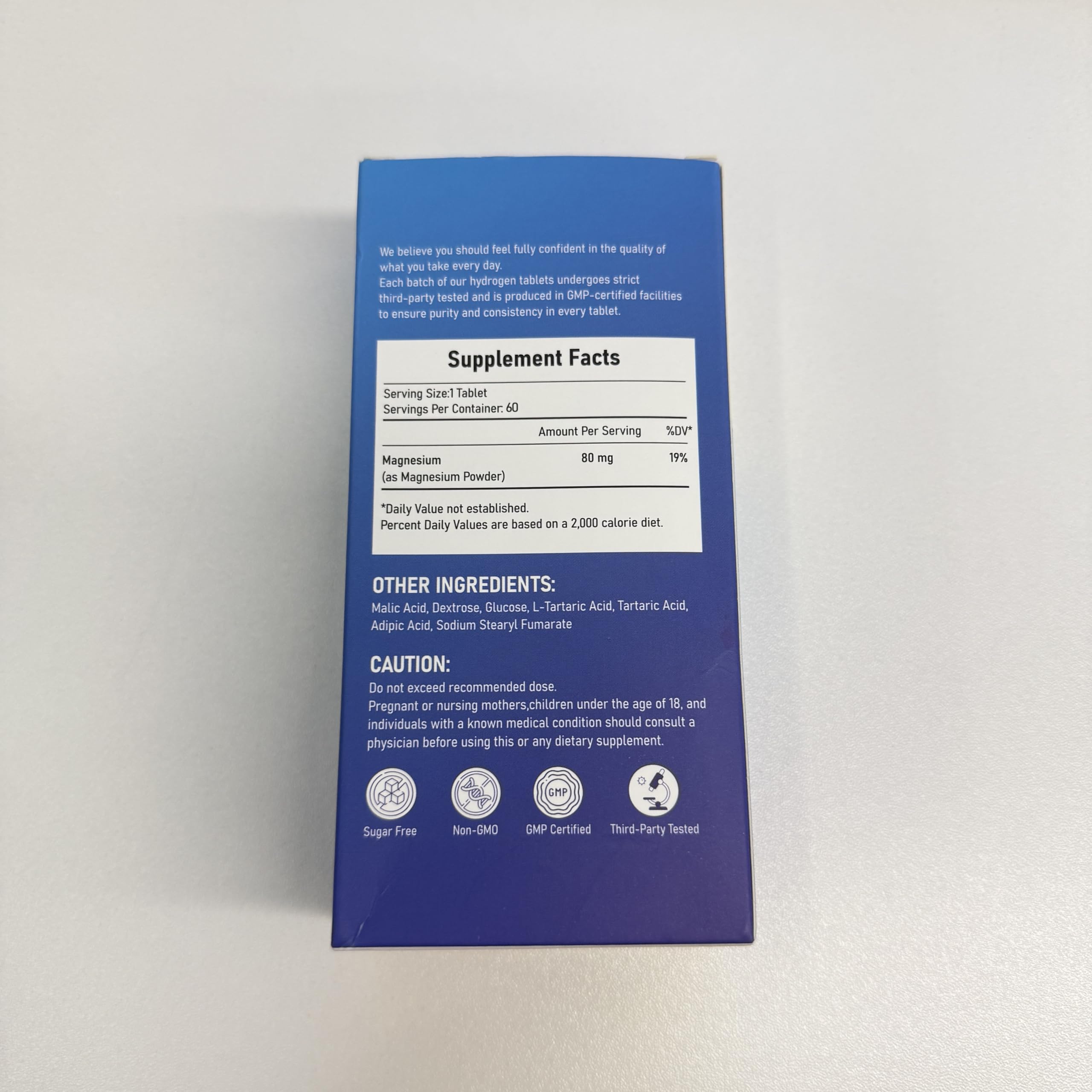 Hekeauo primer plano de la composición con magnesio y detalles del producto