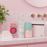 Hello Period en ambiente de baño minimalista, uso cómodo durante la rutina