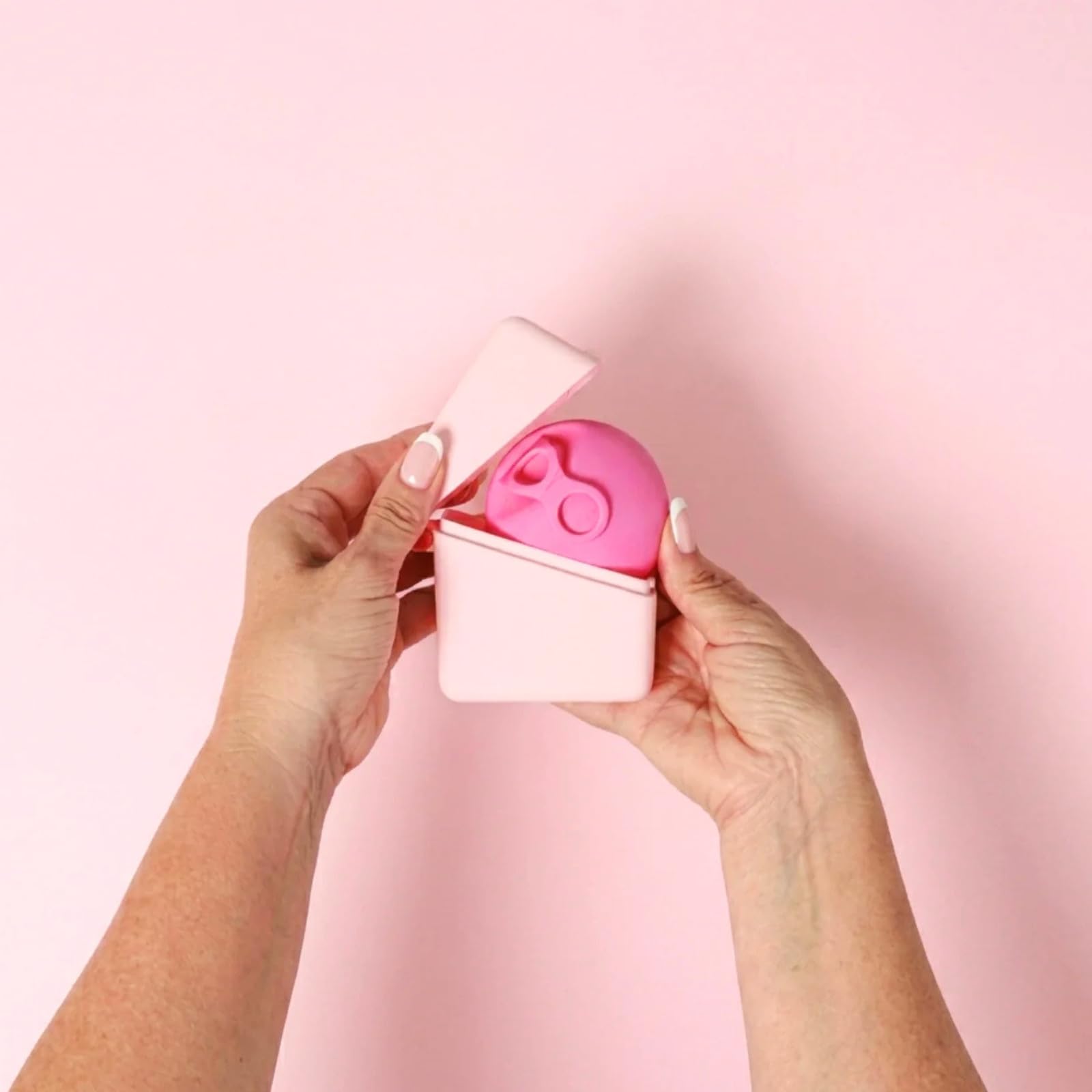 HELLO PERIOD comparación de tamaño para mostrar portabilidad y ahorro de espacio