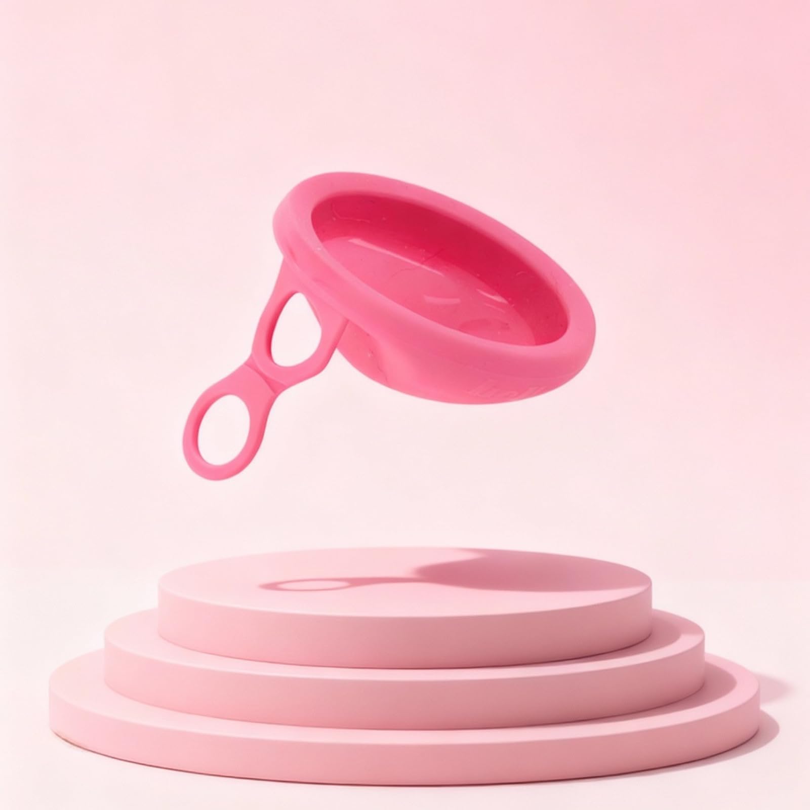 Hello Period disco en mano durante enjuague, limpieza rápida y práctica