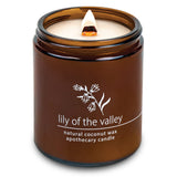Hemlock Park vela Lily of the Valley vista frontal en tarro ámbar elegante y atemporal
