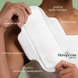 Hempress Hygienics toalla en uso en ropa interior con ajuste seguro y discreción