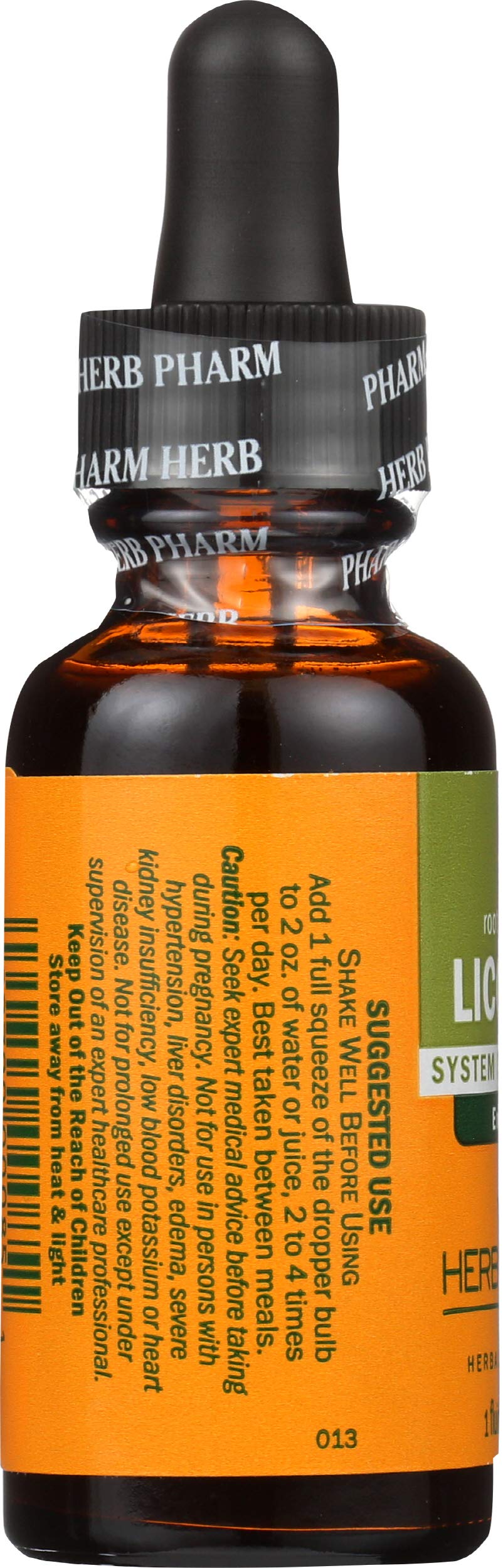 Herb Pharm botella en mano para comparar tamaño y facilidad de transporte