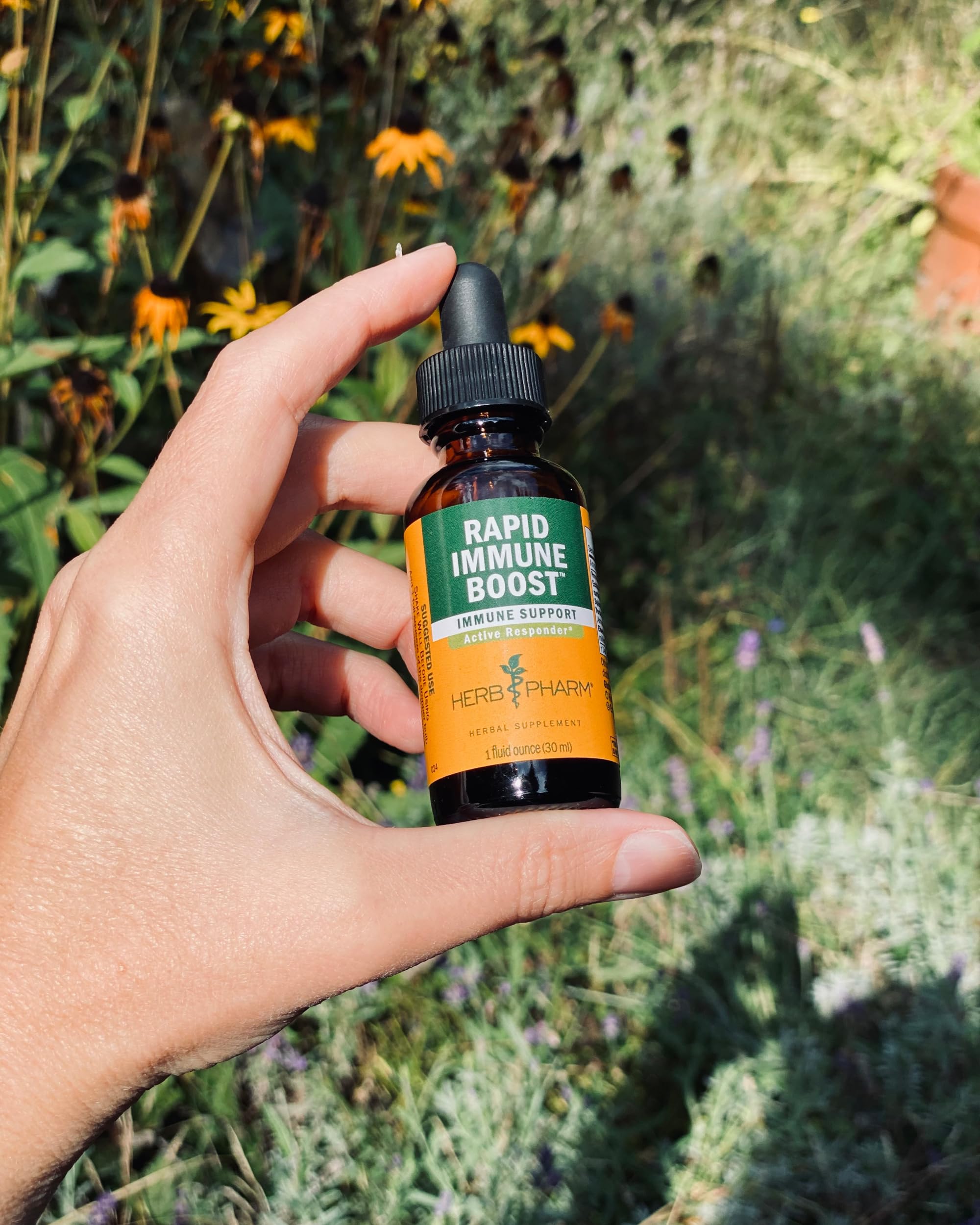 Herb Pharm botellas en paisaje rural que sugiere cultivo orgánico