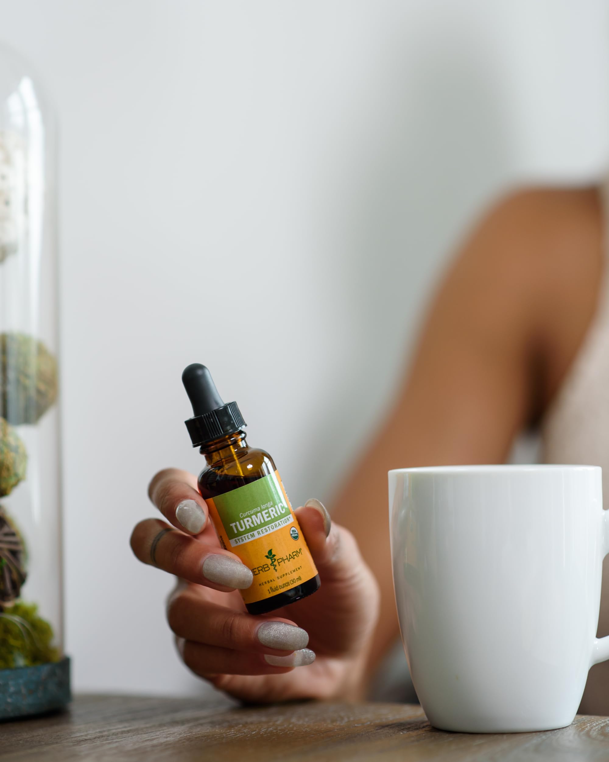 Gotas de Herb Pharm cúrcuma en cuchara demostrando rápida absorción