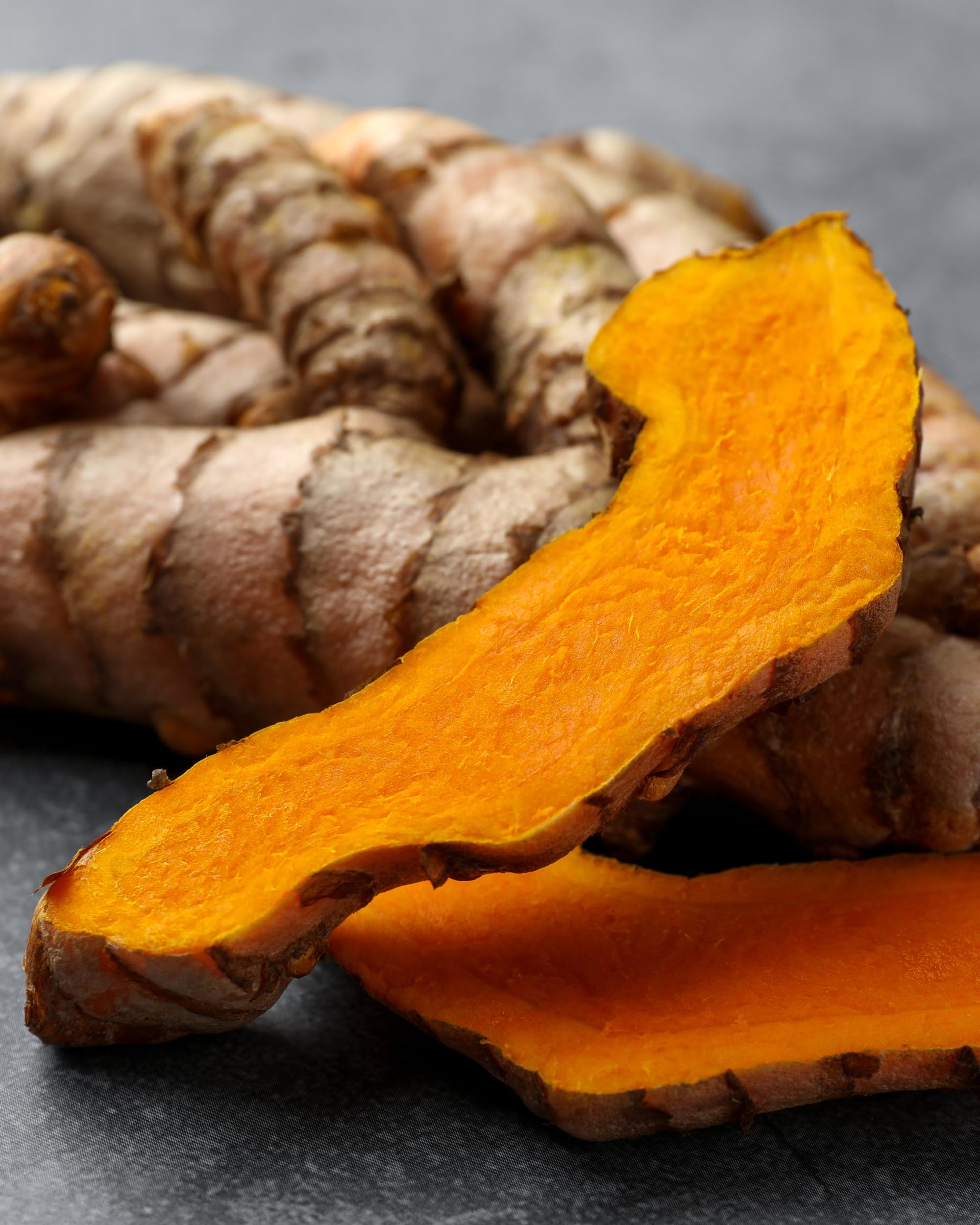 Rizoma de cúrcuma fresco usado por Herb Pharm para extractos orgánicos