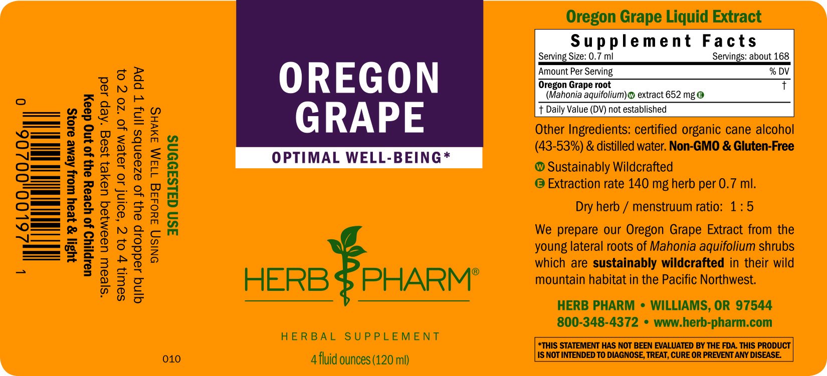 Herb Pharm frasco en manos durante dosificación para uso práctico