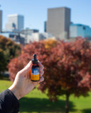 Herb Pharm Good Mood botella en mano mostrando dosis práctica