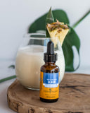 Herb Pharm persona relajada con bebida, ilustrando uso cotidiano