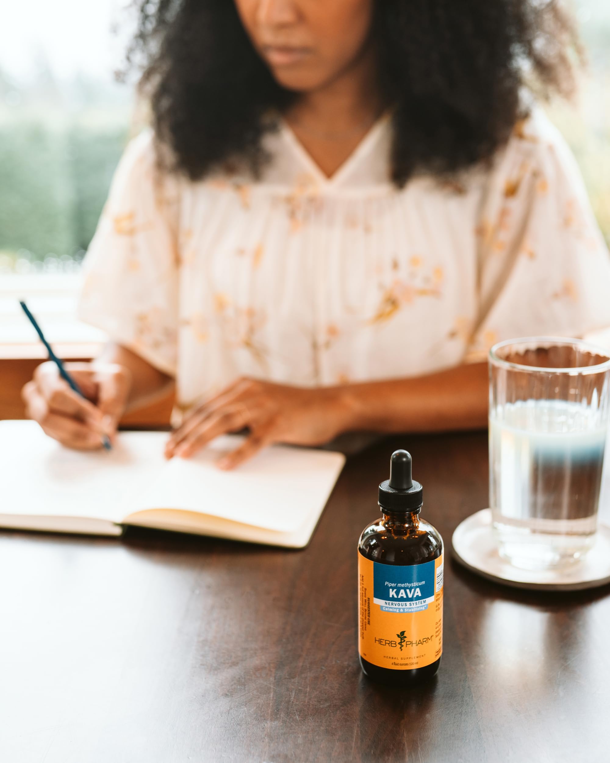 Herb Pharm vertido en vaso mezclado para una bebida relajante