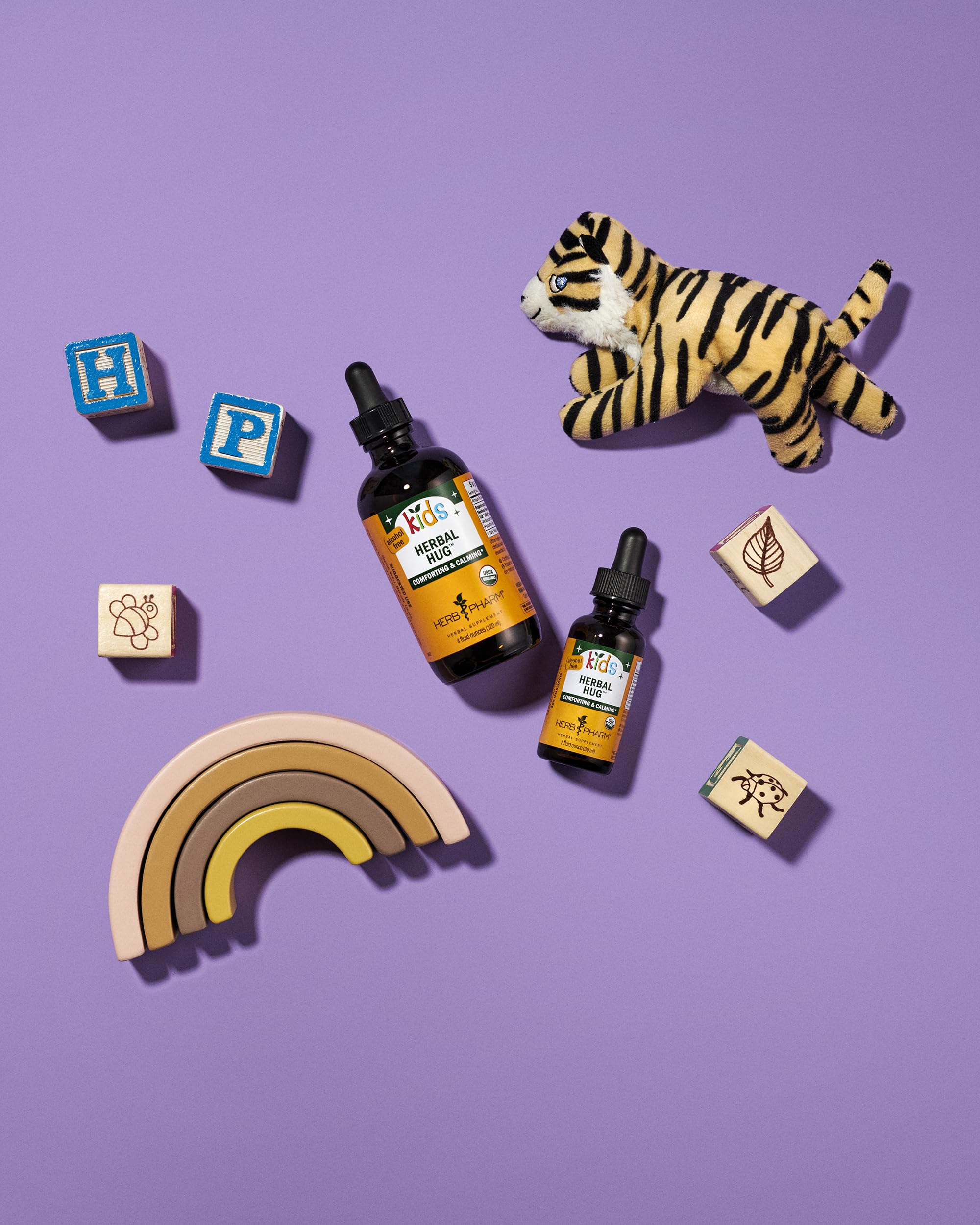Herb Pharm frasco junto a mano para comparar tamaño y rendimiento por dosis