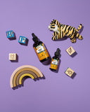 Herb Pharm frasco junto a mano para comparar tamaño y rendimiento por dosis