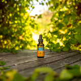 Herb Pharm botella junto a una regla para comparar tamaño 1 oz