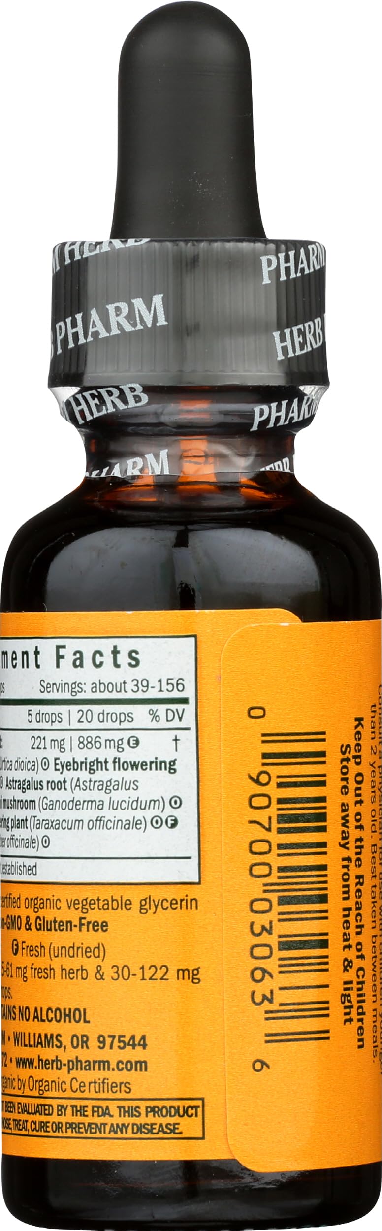 Herb Pharm adulto administrando gotas a un niño, uso sencillo