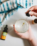 Herb Pharm frasco junto a moneda para comparar tamaño y portabilidad