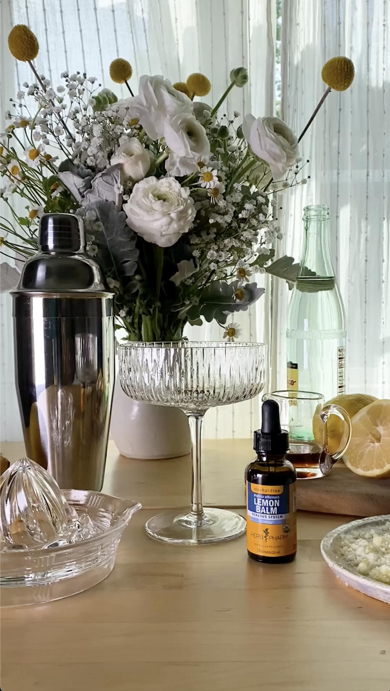 Herb Pharm gotas en mano mostrando textura suave y administración fácil