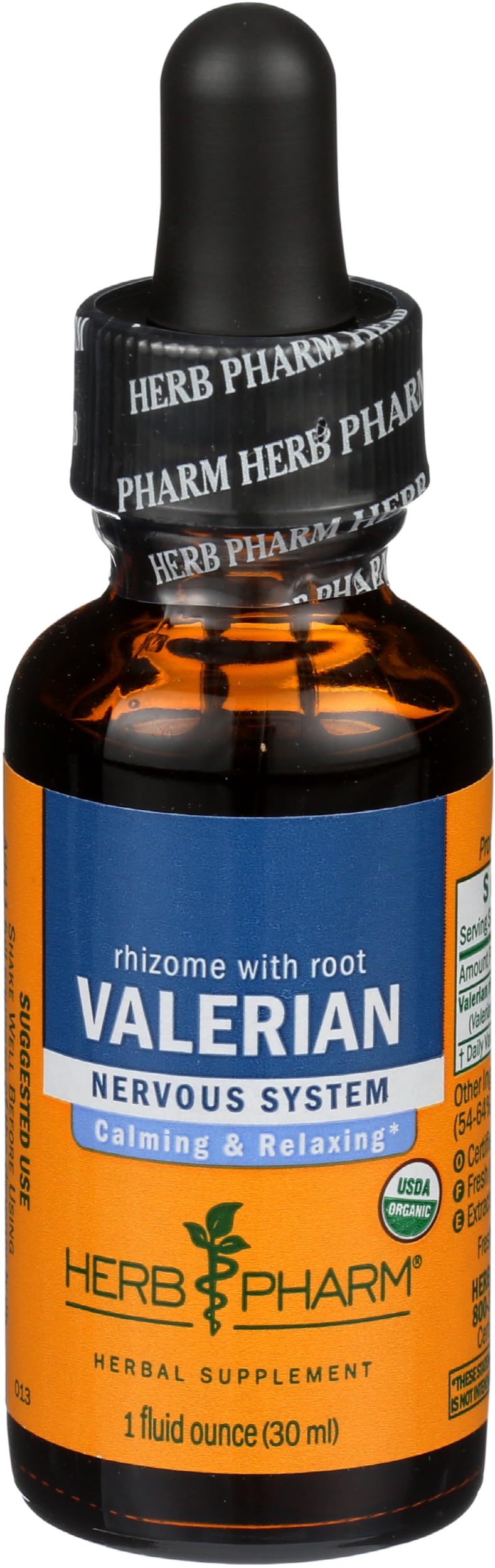 Herb Pharm persona tomando gotas antes de dormir para mejor descanso