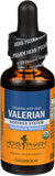 Herb Pharm persona tomando gotas antes de dormir para mejor descanso