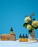 Herb Pharm persona añadiendo tintura a jugo en ambiente cotidiano