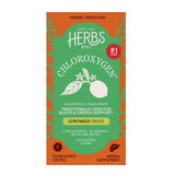 Herbs Etc. persona añadiendo gotas a una botella reusable, hidratación práctica