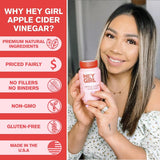 Cápsula Hey Girl Tea en mano para comparar tamaño y facilitar dosificación