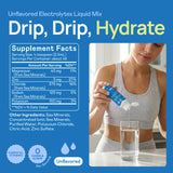 Hi-Lyte gotas en vaso de agua demostrando hidratación rápida y práctica