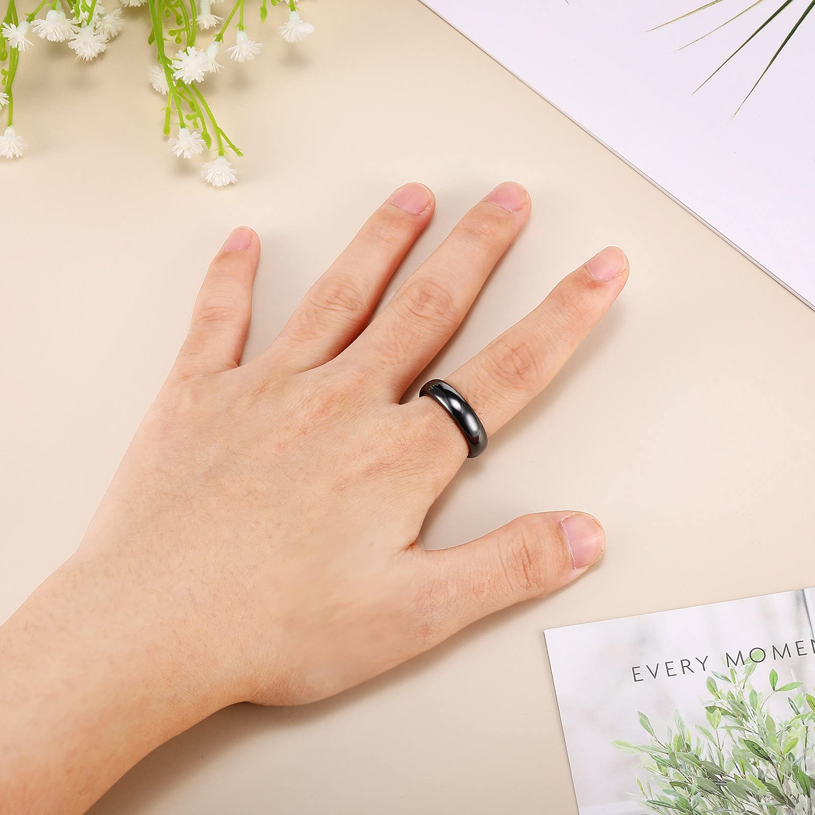 Hicarer anillo en mano estilo lifestyle que muestra uso diario