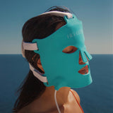 HigherDOSE mascarilla junto a una mano para comparar tamaño y portabilidad