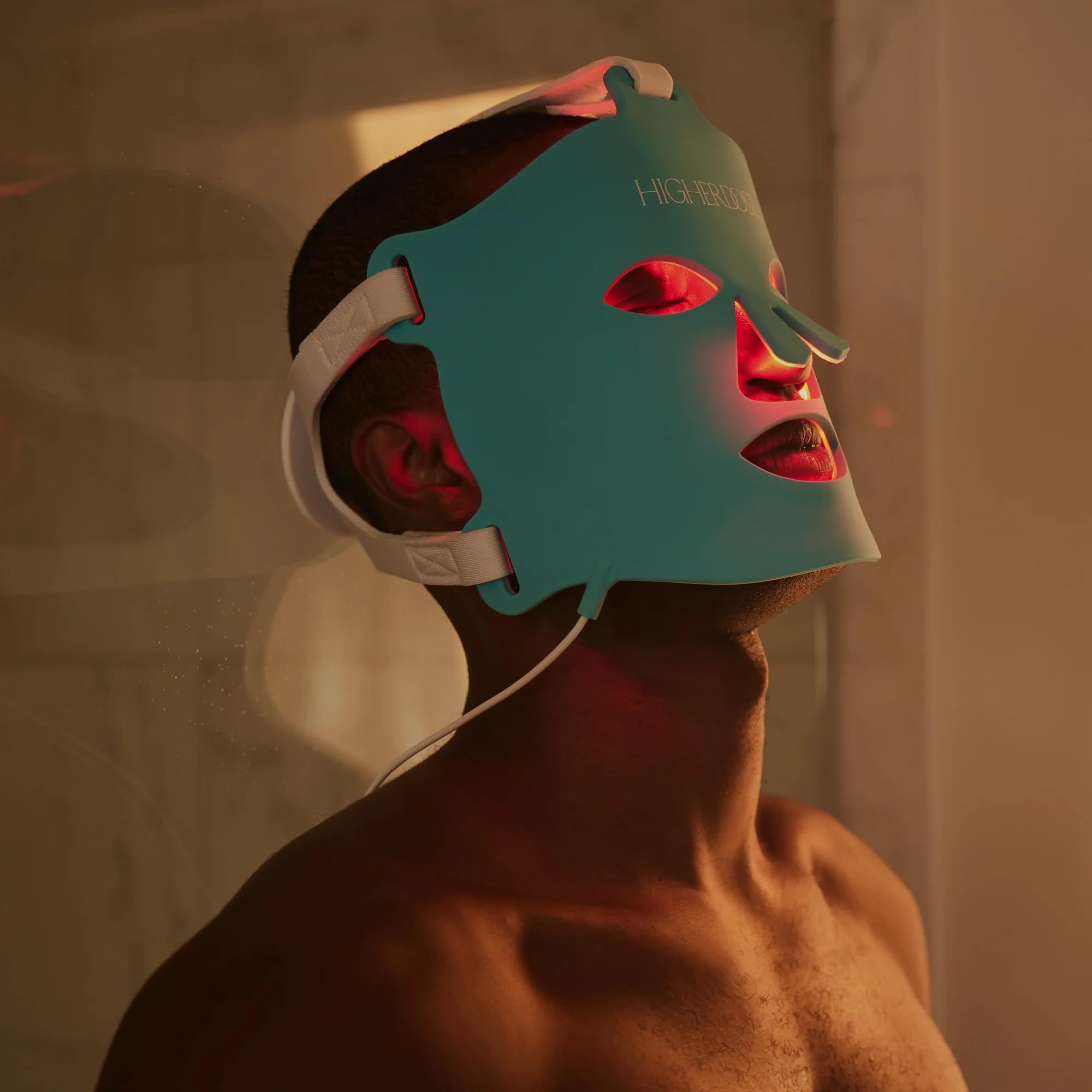 HigherDOSE persona usando la mascarilla durante yoga, manos libres y movilidad