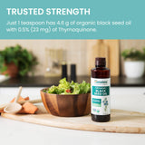 Himalaya aplicación tópica de aceite en manos para cuidado de piel y cabello